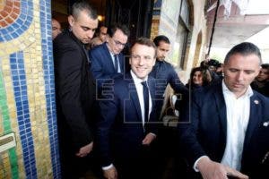 Macron cierra con tendencia ascendente la campaña frente a Le Pen