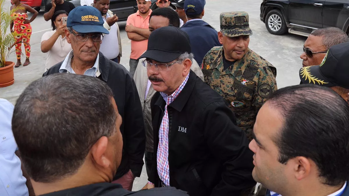 Danilo Medina recorre zonas afectadas por lluvias en Samaná