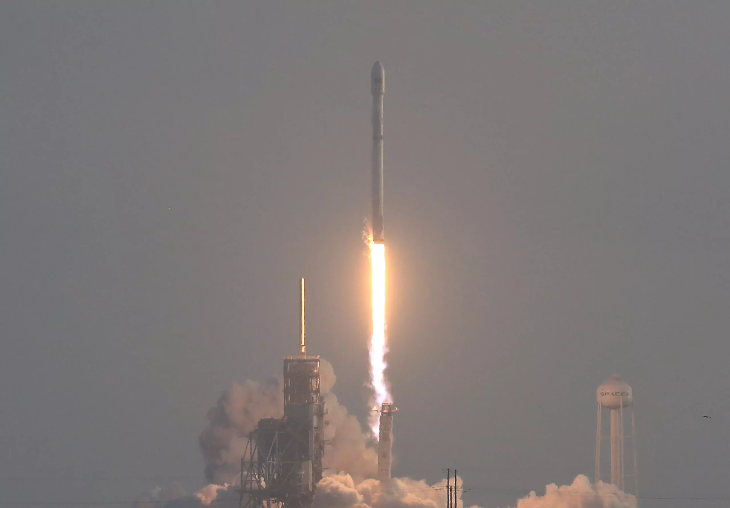 SpaceX lanza satélite espía para agencia de EEUU