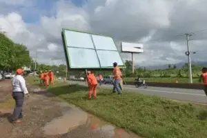 Medio Ambiente y Obras Públicas inician retiro de vallas y letreros colocados ilegalmente