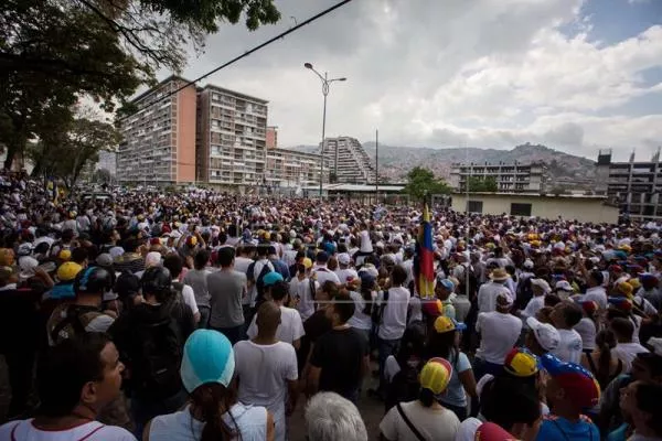 Venezolanos vuelven a marchar en Caracas al cumplirse un mes de protestas