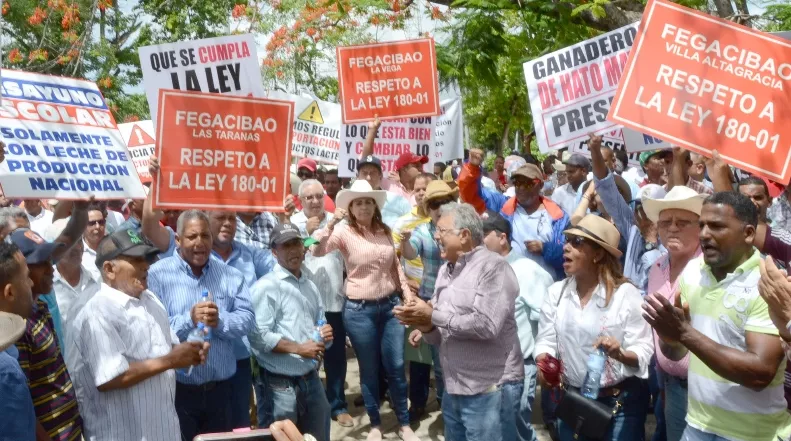 Ganaderos piden cese la importación de leche