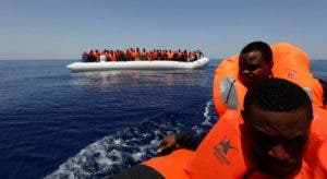 Salvan 1.000 migrantes que intentaban cruzar el Mediterráneo