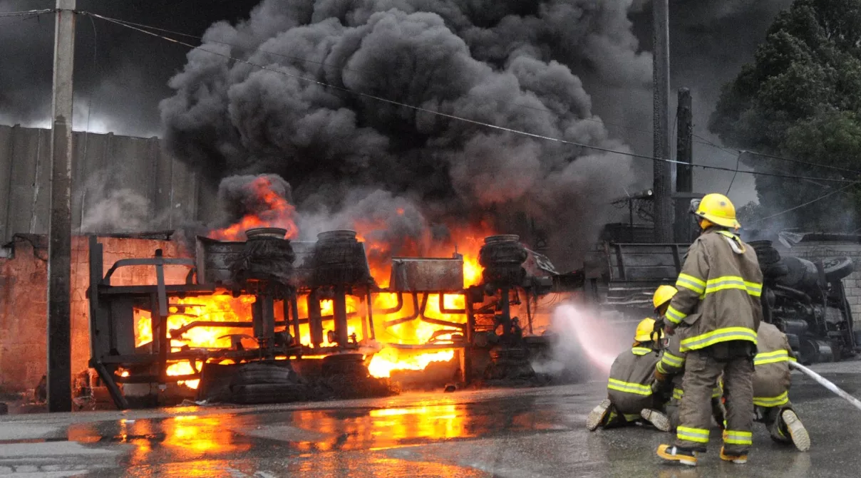INCENDIO EN TERMO ENVASES DE LA ZONA INDUSTRIAL DE HAINA. FOTO: ALBERTO CALVO
