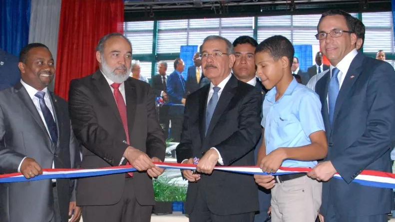 Danilo Medina entrega un liceo en la Nueva Barquita