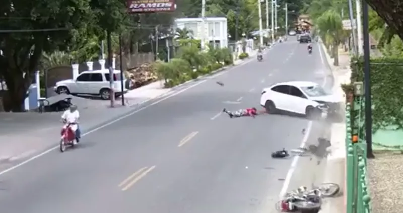 Aparatoso accidente deja dos heridos en Tamboril