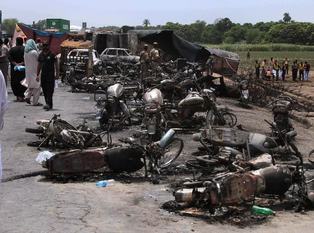 Camión cisterna mata multitud en explosión