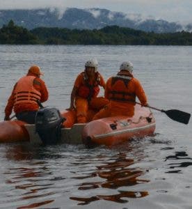 Los socorristas tratan hallar más náufragos