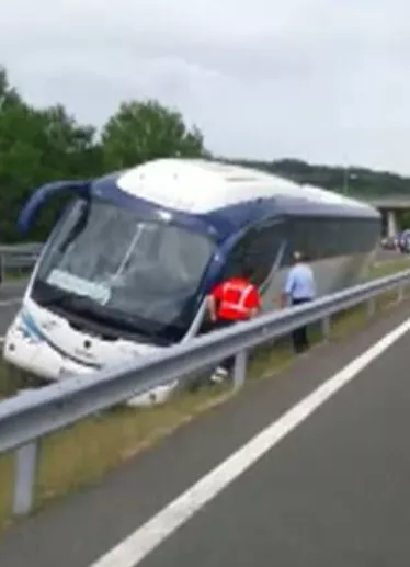 Conductor se desmaya y dos pasajeros paran autobús