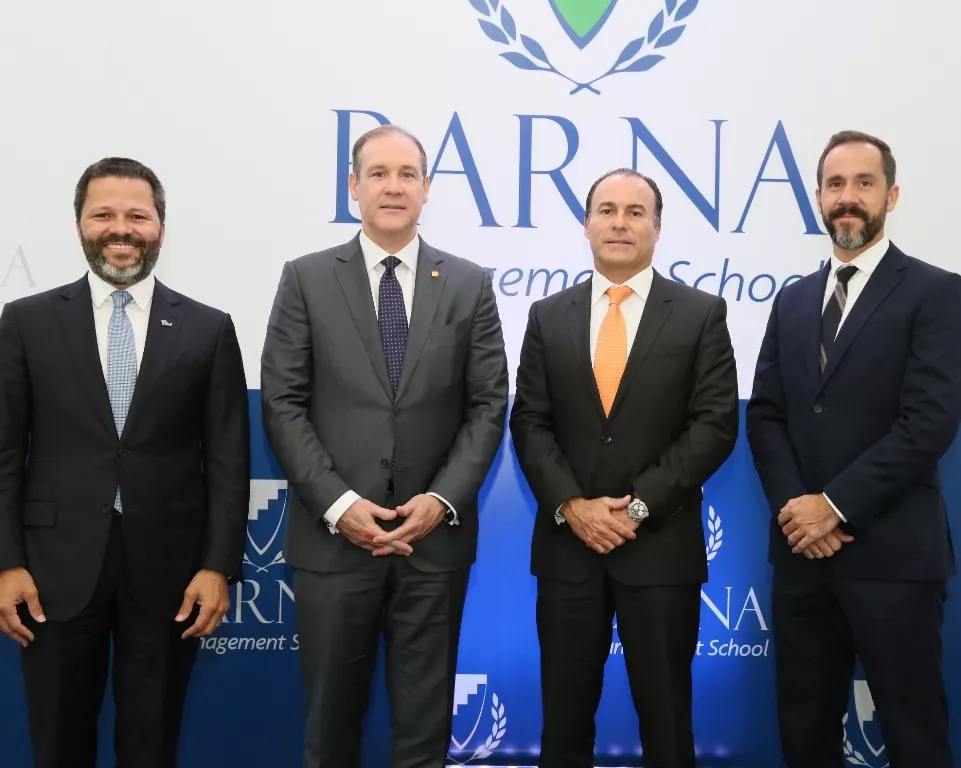 Barna entrega 19 becas