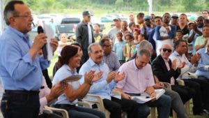 Danilo Medina entrega más de 7 millones de pesos a ganaderos de Azua