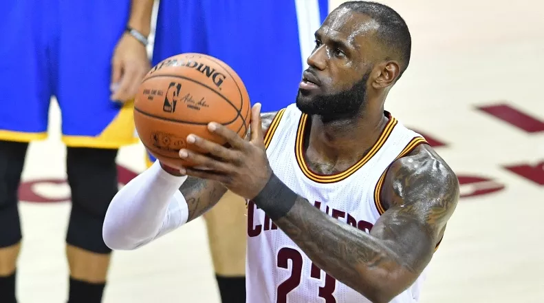 LeBron luce impotente ante gran ‘desplome’ de Cleveland