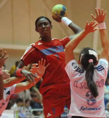 Dominicana ataca en el juego de Balonmano contra El Salvador en