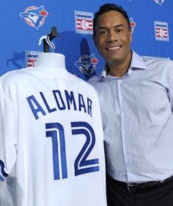 Grandes Ligas expulsa a Roberto Alomar por acusación de inconducta sexual