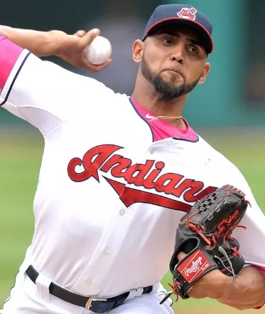 Salazar seguirá en bullpen de Indios