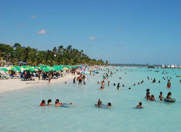 Director de INAPA asegura playa de Boca Chica está apta para bañarse