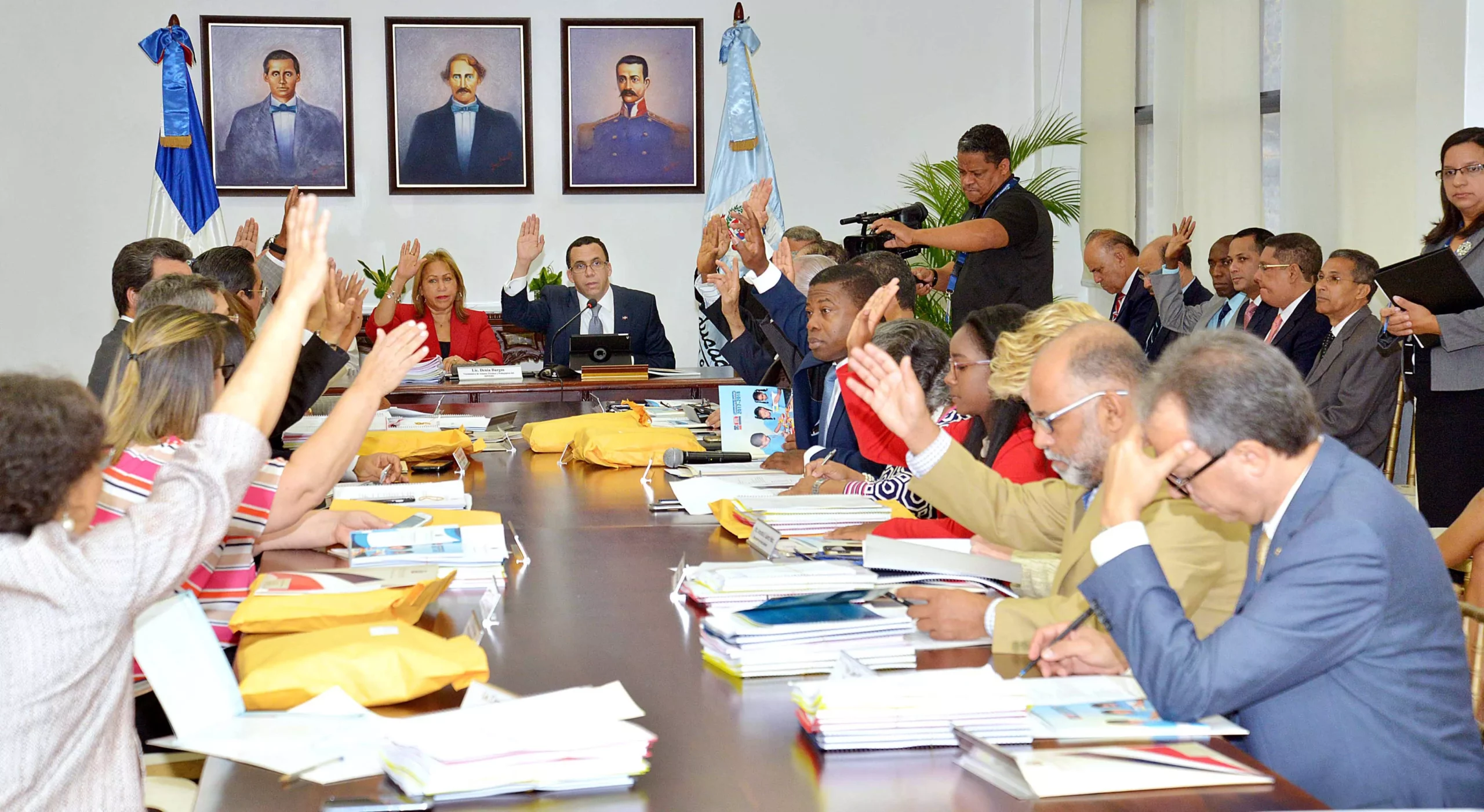 consejo-aprueba-an%cc%83o-escolar