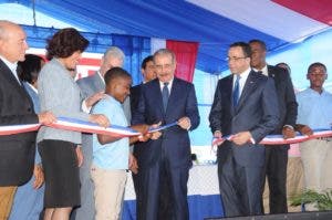 Presidente Danilo Medina entrega dos centros educativos en Azua