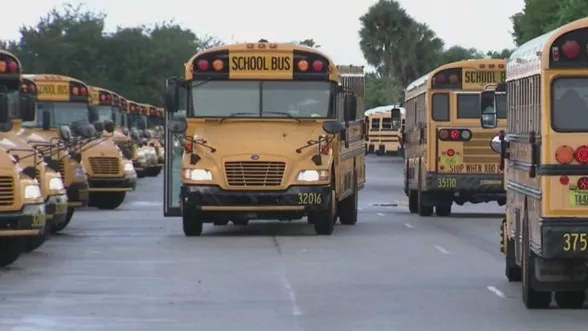 Evacuan escuelas en Queens por amenaza de bomba