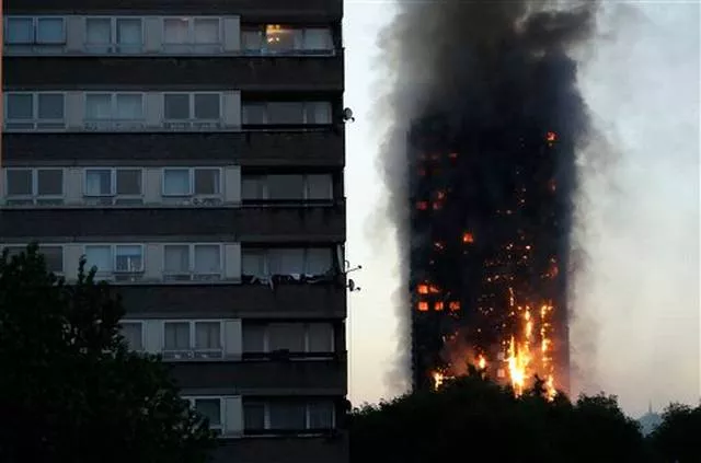 Incendio en edificio en Londres deja 12 muertos, 79 heridos