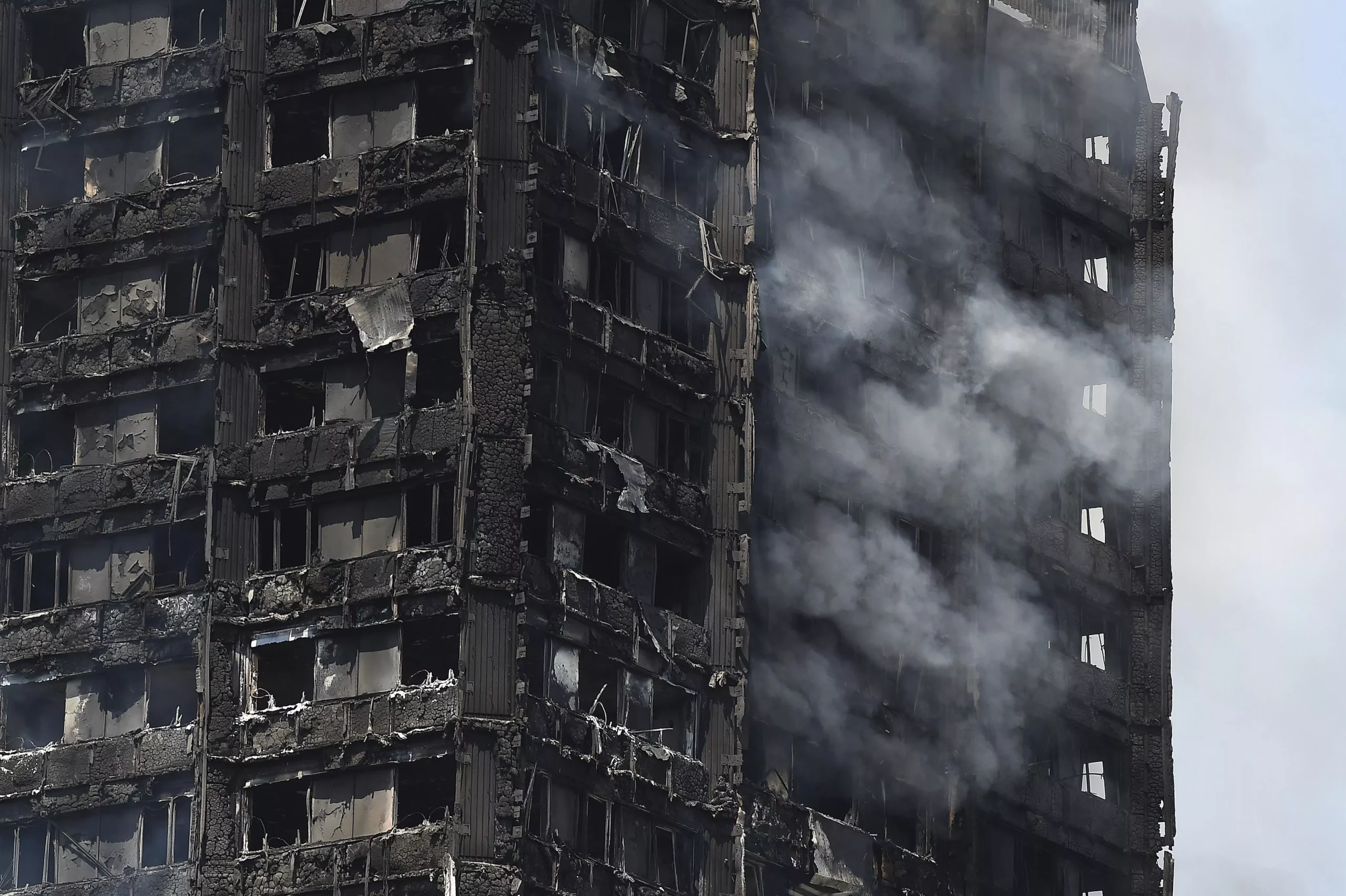 Al menos 6 muertos confirmados en el incendio de un edificio de Londres