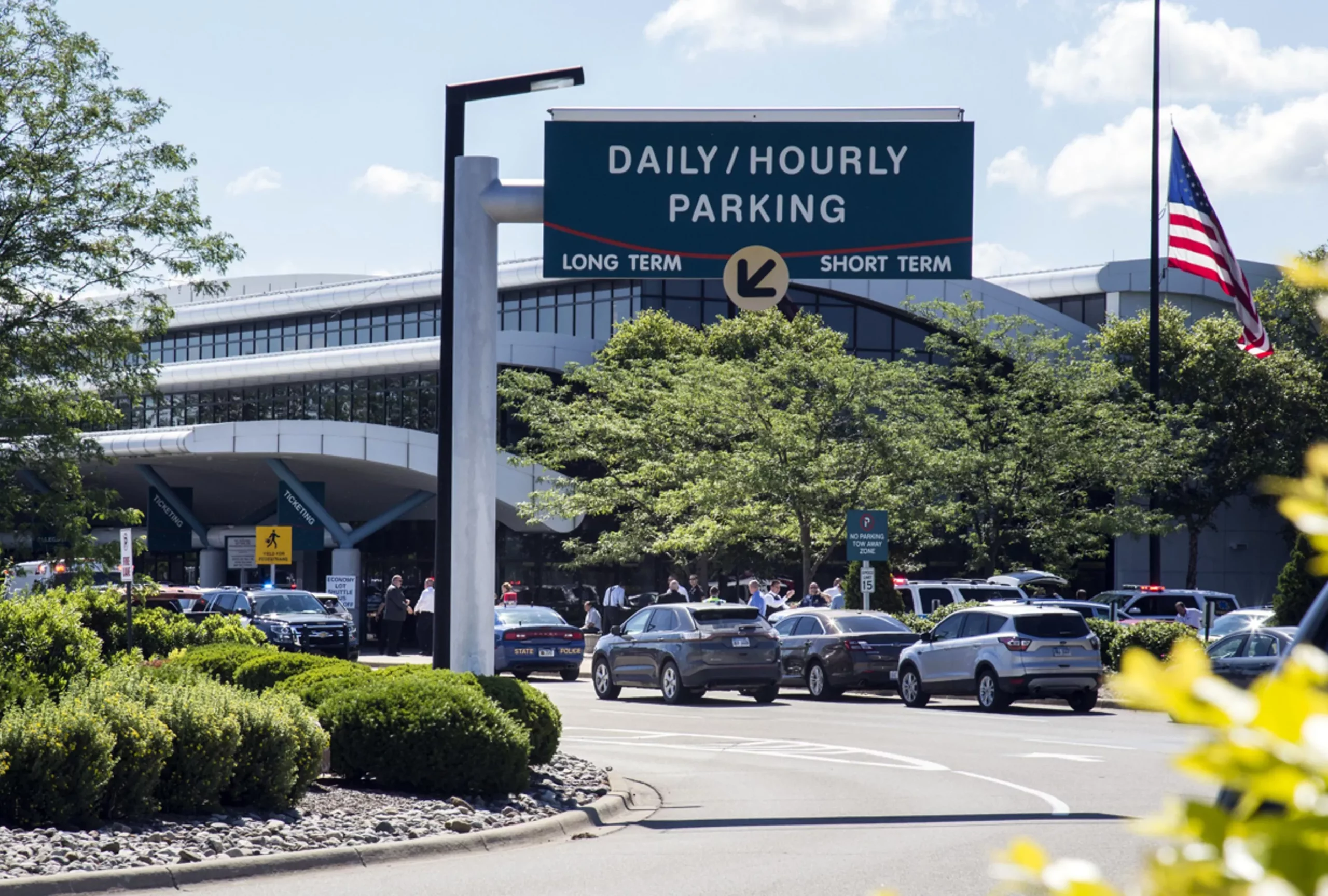 Cierran aeropuerto en Michigan tras ataque a puñaladas contra un policía