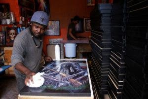 Video: Con trabajos y llevando su propia cultura, haitianos se insertan en Tijuana