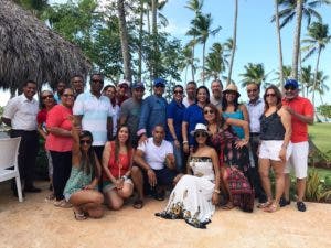 Vista parcial de los periodistas y turistas recorriendo las diversas áreas.