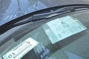 Policía NY multan compañeros por estacionar mal sus vehículos