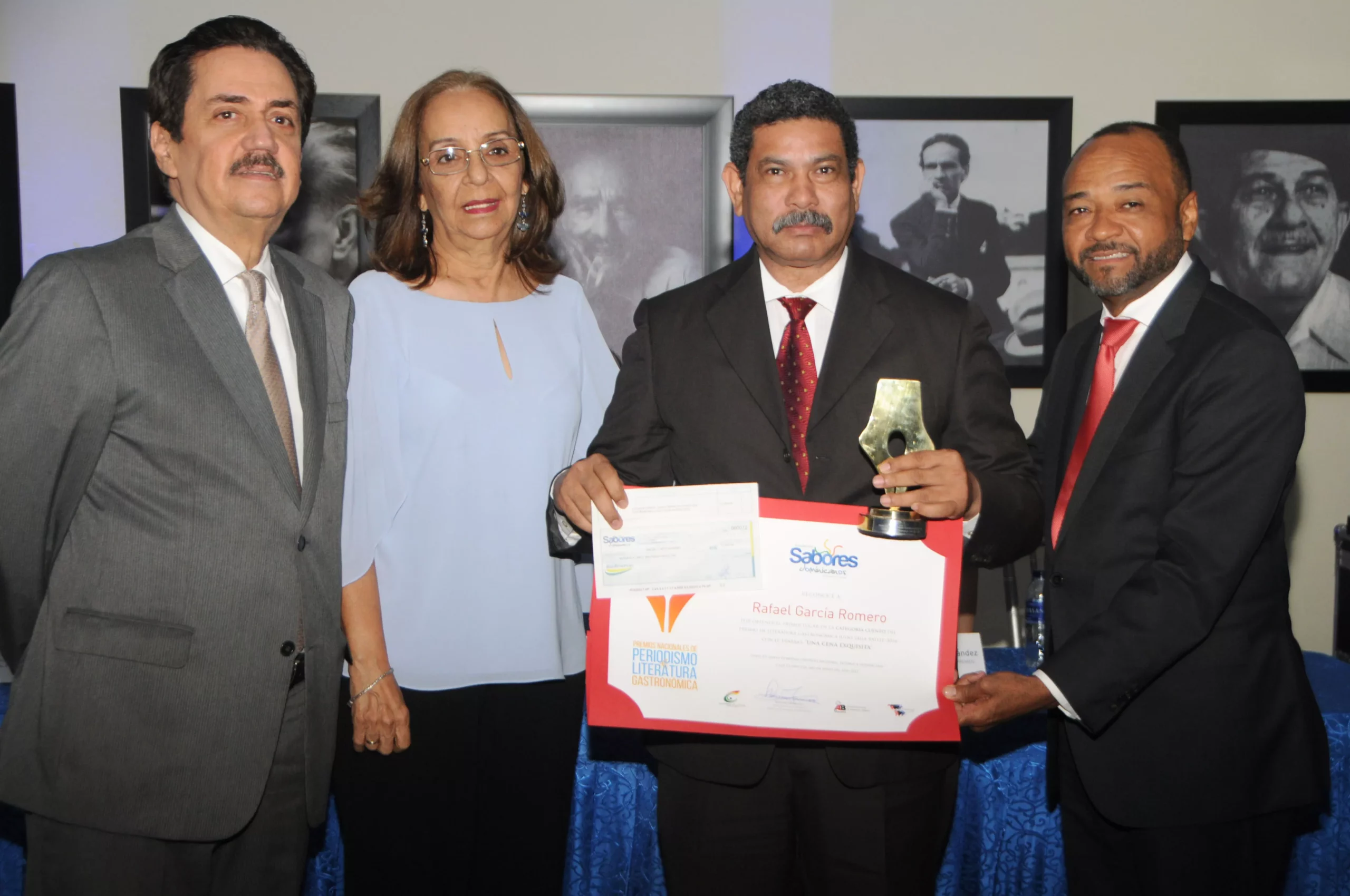 Escritor Rafael García Romero recibe premio de literatura gastronómica