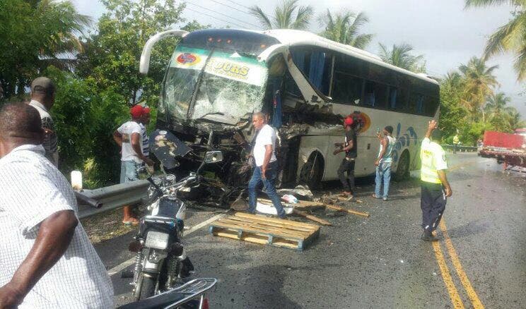 Varios heridos tras chocar un autobús con una patana en Samaná