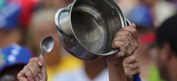 Marcha opositora de ollas vacías para denunciar 