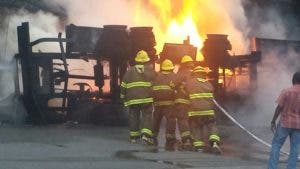 Bomberos sofocan fuego en camión incendiado en Haina, pero sigue afectando la fábrica Termo Envases