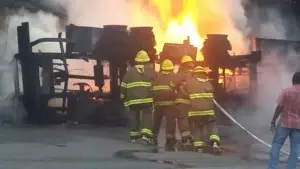 Bomberos sofocan fuego en camión incendiado en Haina, pero sigue afectando la fábrica Termo Envases