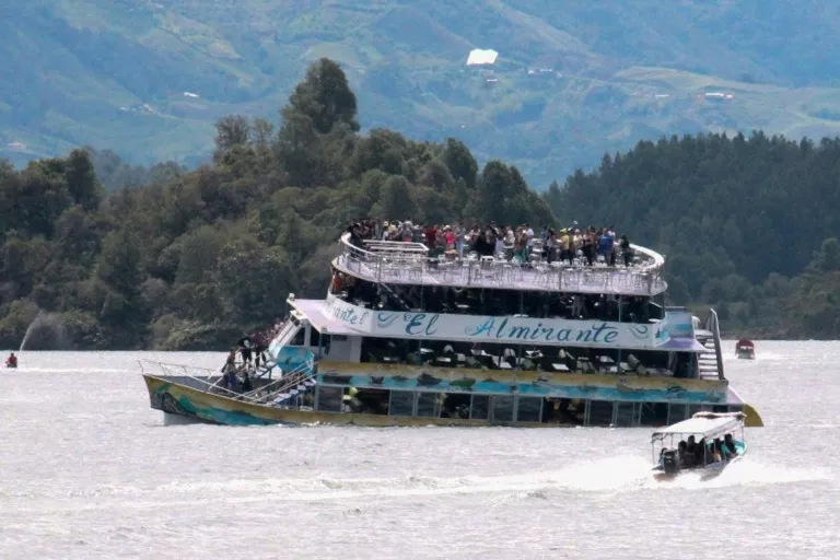 Al menos seis muertos en naufragio en represa de Colombia