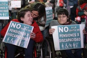 Discapacitados reclaman al Gobierno argentino restitución de pensiones