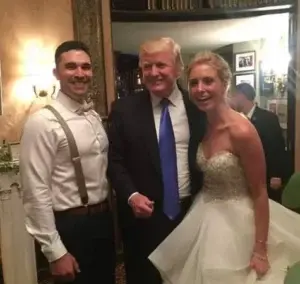 Trump aparece sorpresivamente en una boda