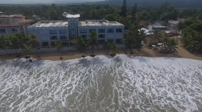 Hoteles violan leyes de limites costeros y amenazan con destruir playa