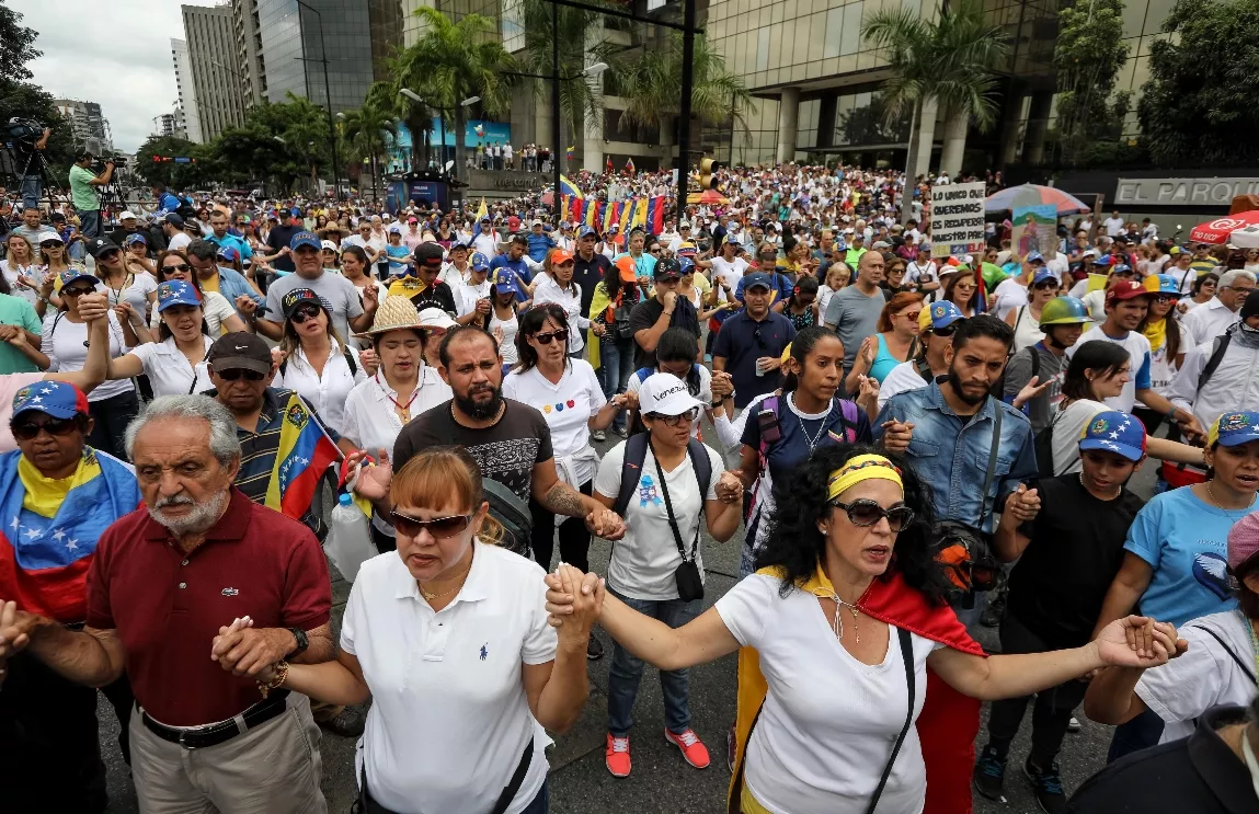 Opositores marchan y oran 