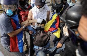 Un joven asesinado por guardias deja nueva jornada de protestas en Venezuela