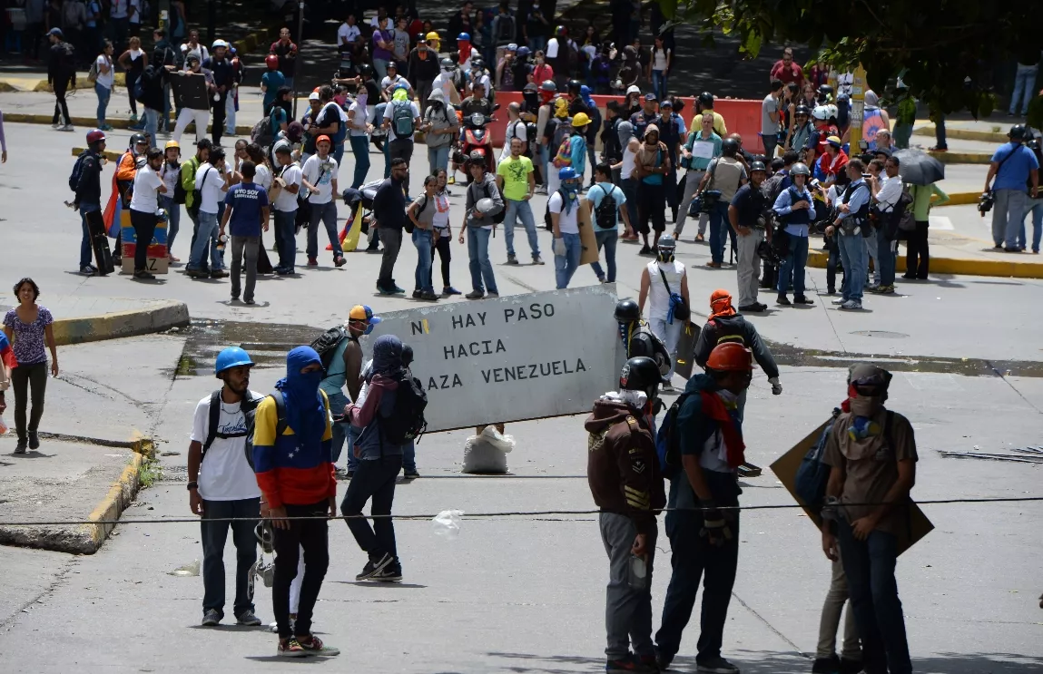 Cientos de opositores trancan calles en Venezuela en protesta contra Maduro