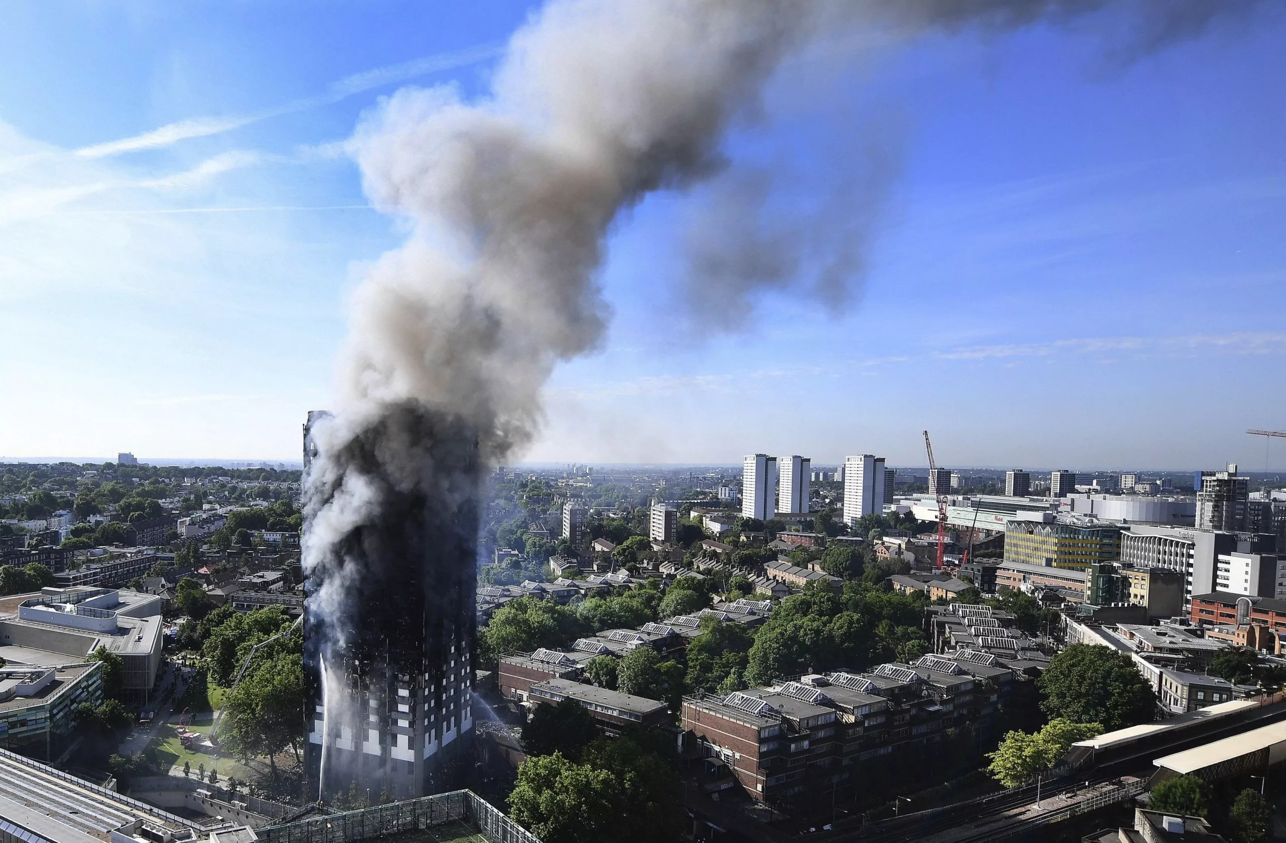 Cifra de muertos en incendio en Londres llega a 17