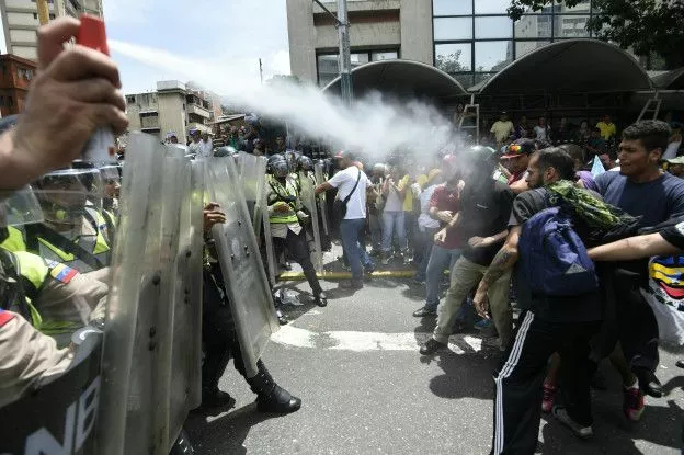 Oposición vuelve a marchar en Venezuela entre gases lacrimógenos