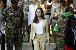 Angelina Jolie apoya a niñas refugiadas en Kenia por violencia sexual