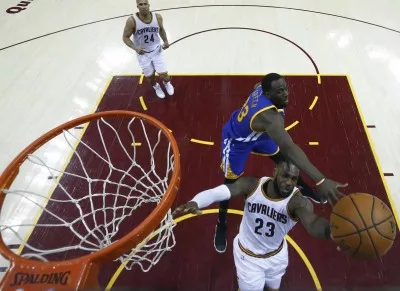 LeBron y Cavs cortan la postemporada perfecta de Warriors