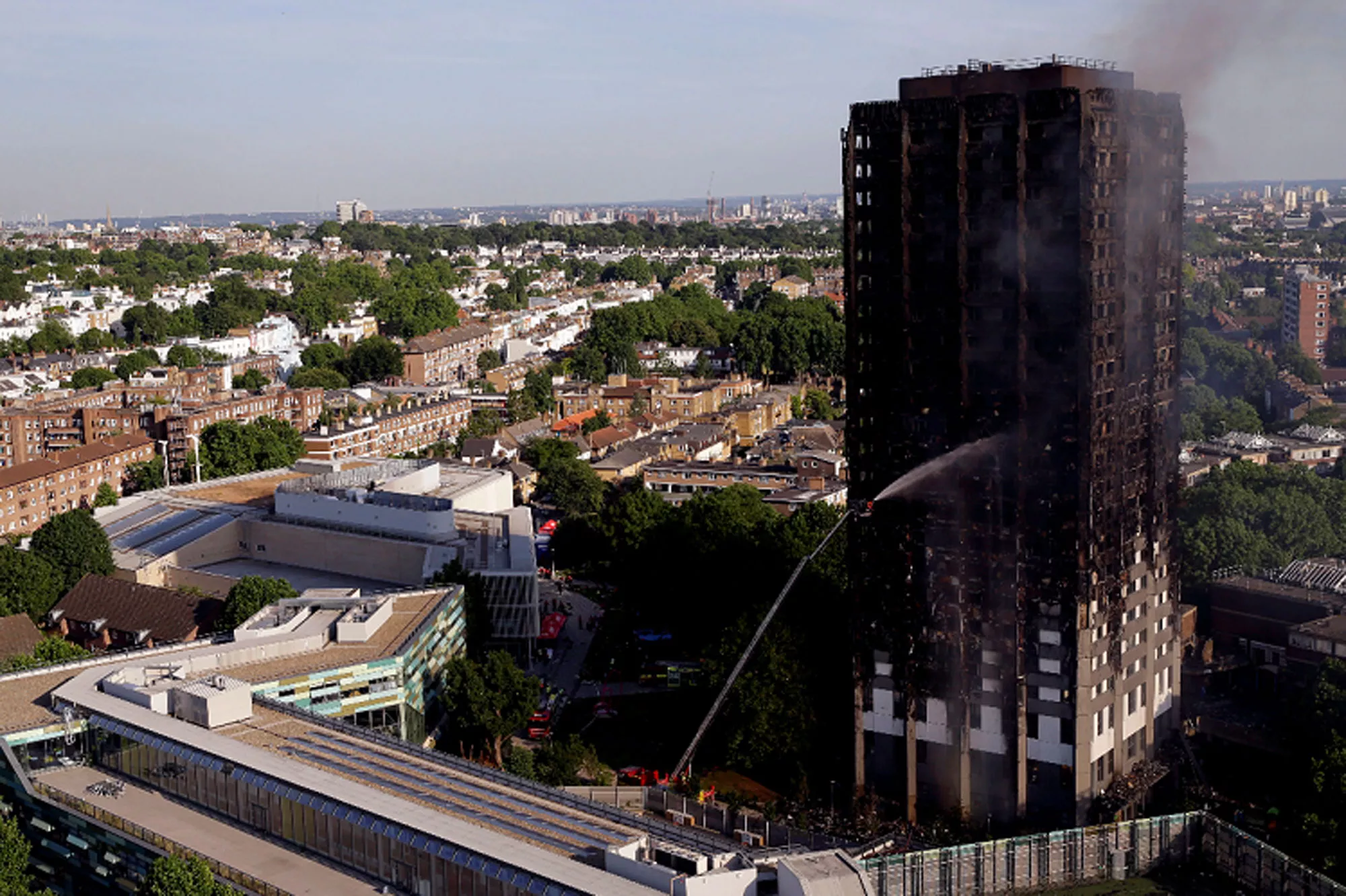 Suben a 79 los muertos por incendio en edificio en Londres