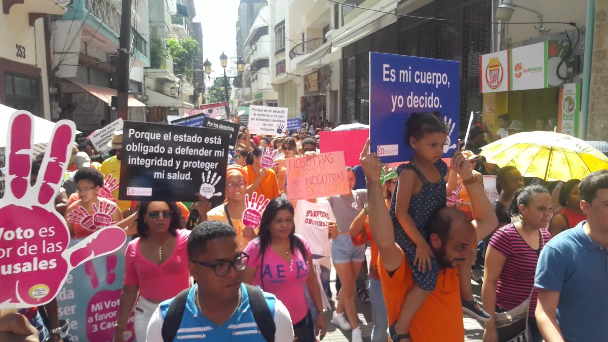 Cientos de personas marchan al Parque Independencia en reclamo despenalización del aborto en tres causales