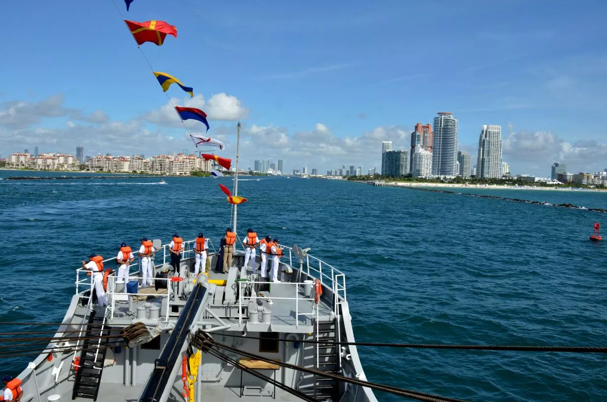 Guardiamarinas de la Armada Dominicana llegan al puerto de Miami