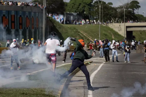 OPOSICIÓN VENEZOLANA CORTA CALLES EN TODO EL PAÍS EN PROTESTA CONTRA MADURO