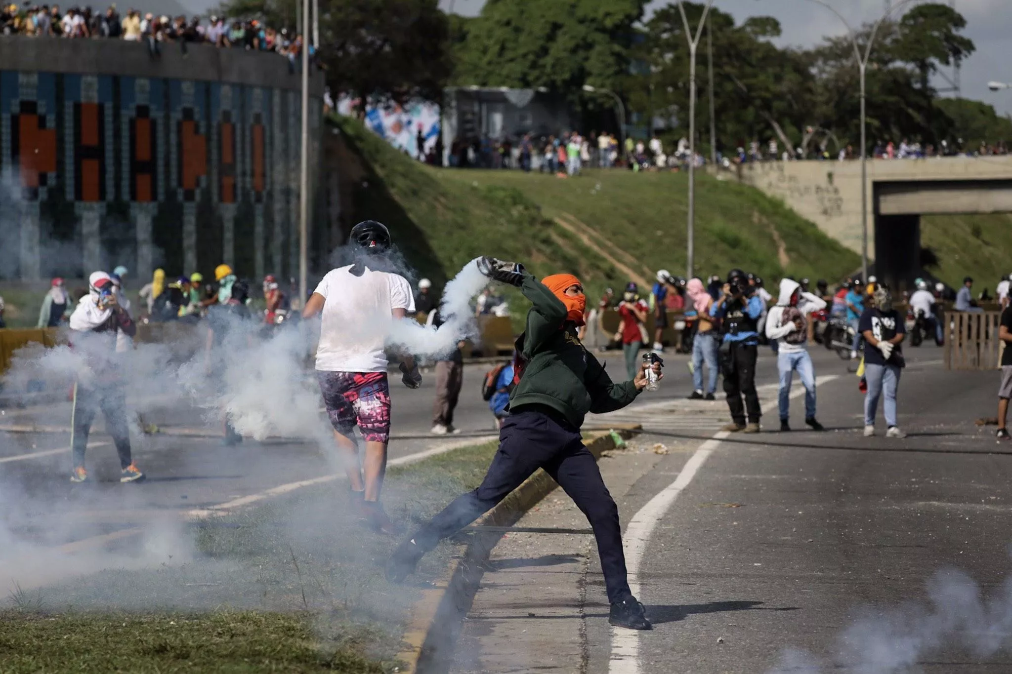 Cuatro heridos tras ataques a sede del Parlamento venezolano durante protesta